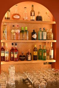 une étagère remplie de bouteilles et de verres dans l'établissement Le Bor, à Hyères