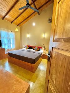 ein Schlafzimmer mit einem großen Bett in einem Zimmer in der Unterkunft Art Yala in Tissamaharama