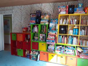 a book shelf filled with books in a room at Grande maison famille proche de Lyon in Lissieu
