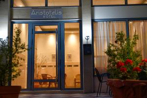 斯塔夫罗斯Aristotelis Hotel的带有玻璃门的建筑物入口