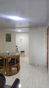 una sala de estar con mesa y sillas y una habitación en Memorable Apartment, en Filandia