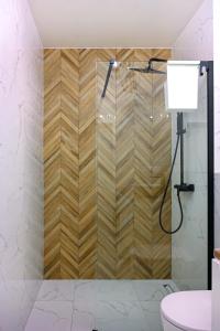 a bathroom with a shower with a wooden wall at Apartament Królowej Nilu in Katowice +27 photos