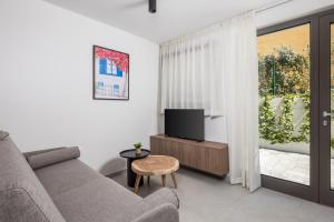 TV a/nebo společenská místnost v ubytování Apartmani Vila Mara M 1 heated pool