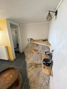 Habitación con encimera y mesa en la pared en Gîte à la campagne, en Saint-Péray