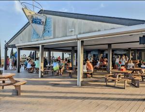 默特爾海灘的住宿－Myrtle Beach Resort- Unit A 428，长凳和坐在桌子上的人的建筑物