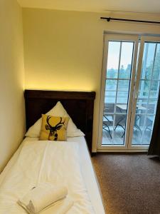 Un dormitorio con una cama con una almohada con tijeras. en Hotel Reich am Ebnisee en Kaisersbach