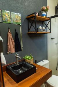 bagno con lavandino e servizi igienici di CASA DINAMARCA a Santa Teresa