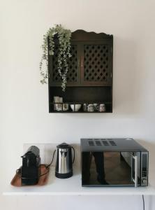 un four micro-ondes installé au-dessus d'un comptoir de cuisine dans l'établissement Casa Deborah, à Fontane Bianche 14 autres photos