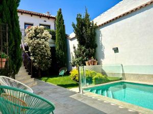 une villa avec une piscine dans une cour dans l'établissement El Patio de los Jazmines Boutique-House, à Consuegra