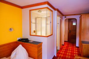 Postel nebo postele na pokoji v ubytování Hotel Christiania Saas-Fee