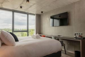 Ki Space Hotel & Spa - near Disneyland Paris的电视和/或娱乐中心