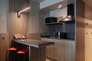 Ki Space Hotel & Spa - near Disneyland Paris的厨房或小厨房