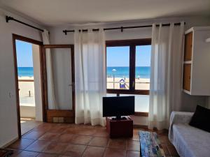 a living room with a view of the beach at Apartamentos Wundermar in Torredembarra