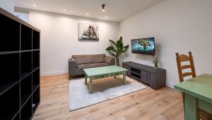 ein Wohnzimmer mit einem Sofa und einem Tisch in der Unterkunft The Suite Eindhoven by T&S in Eindhoven