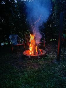 a fire pit in the yard at night at Cabaña el amarillo in Barbosa