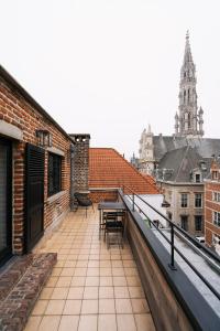 un balcone con tavolo e sedie su un edificio di Smartflats - Grand-Place I a Bruxelles