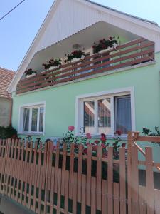 ハイドゥソボスローにあるMargó Vendégházakの木製の柵と窓のある家