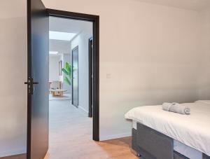 Schlafzimmer mit einer Tür, die zu einem Bett führt in der Unterkunft The Vault - Eindhoven - by T&S in Eindhoven