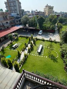 O grădină în afara Paradise Boutique Hotel