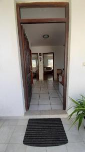 um corredor de uma casa com uma porta e um tapete em Ferienwohnung mit Meerblick von der Terrasse für bis zu sechs Personen em Trogir