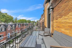 een balkon met banken in een gebouw bij Eat, Explore & Enjoy Downtown Montreal at this Sleek City Escape located in Plateau Mont-Royal - Apt 4 in Montreal