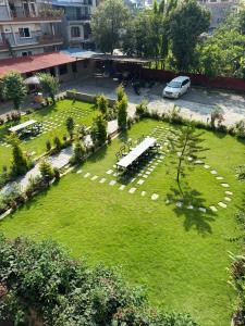 O grădină în afara Paradise Boutique Hotel