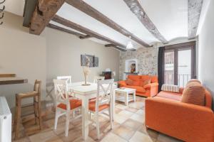 a living room with a table and chairs at Apartamento Casa El Cojo 1a in Alcalá de la Selva