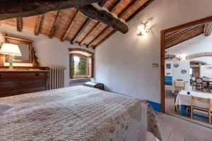 sypialnia z dużym łóżkiem i stołem w obiekcie La Casa di Colle w mieście Dicomano