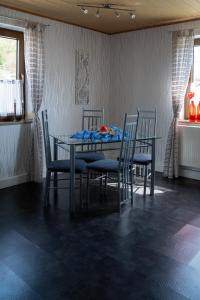 uma sala de jantar com uma mesa com cadeiras e uma mesa em Ferienwohnung Meier Eveline em Dollnstein