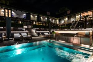 ein Schwimmbad vor einem Gebäude in der Nacht in der Unterkunft Van der Valk Hotel Gilze-Tilburg in Tilburg