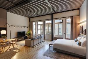 - une chambre avec un grand lit et une salle à manger dans l'établissement Feel Porto Matosinhos City Flats, à Matosinhos