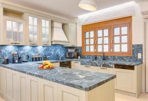 Nhà bếp/bếp nhỏ tại Asteri Villa with Outdoor Hot Tub, Sani Luxury Villas Collection