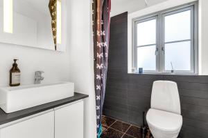 ロッケンにあるLovely Holiday Home For Rent, Josefines Have 17のトイレ、洗面台、窓のあるバスルーム +26枚の写真