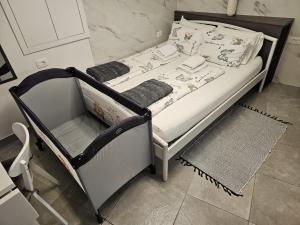 Cama pequeña en habitación con marco de cama en Studio Carmen en Piran