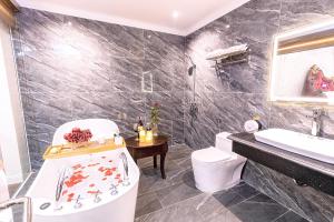 ein Bad mit einem WC und einem Waschbecken in der Unterkunft Hoang Gia Hotel Ha Noi Capital in Hanoi