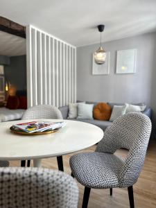 a living room with a table and chairs and a couch at Le Penhoët, Hyper centre de Rennes in Rennes +6 photos