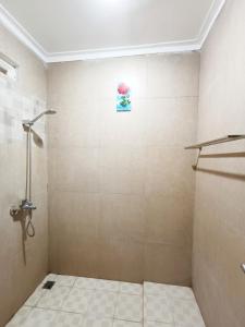 Ένα μπάνιο στο YUTAKA INN Dukuh Kupang Surabaya
