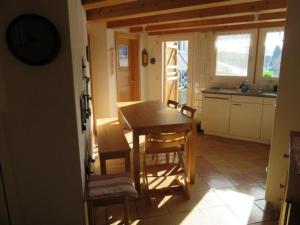 eine Küche mit einem Tisch und Stühlen im Zimmer in der Unterkunft Ferienwohnung Howart - b48611 in Ebnat