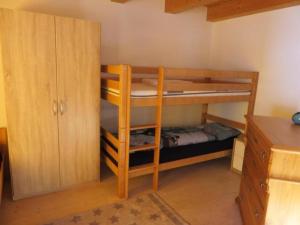 Zimmer mit 2 Etagenbetten und einem Schrank in der Unterkunft Ferienwohnung Howart - b48611 in Ebnat