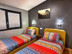 a room with two beds in a room at Chy Mena. South facing lodge with hot tub & views. in St. Agnes 