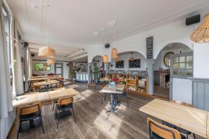 Restoran või mõni muu söögikoht majutusasutuses Hotel Over de Brug