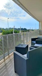 un balcone con sedie blu e una recinzione di B&Bob Private Apartment in Bari a Bari