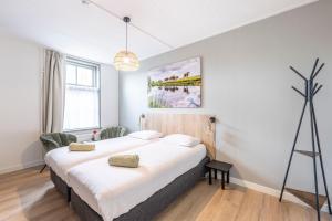 1 dormitorio con 1 cama grande en una habitación en Hotel Over de Brug, en Haastrecht