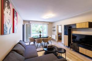 una sala de estar con un sofá y una mesa en Appartement moderne près de Genève, en Ferney-Voltaire