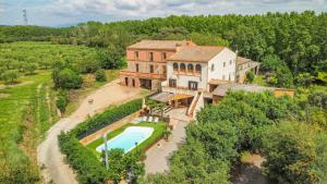 een luchtzicht op een huis met een zwembad bij Private country house with pool and barbecue in Girona