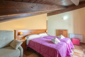 1 dormitorio con 1 cama grande y 1 silla en Apartamento Casa El Cojo 2b, en Alcalá de la Selva