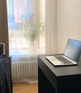 ヘルシンキにあるModern apartment in a prime locationの- ノートパソコン(窓の前のデスクに座る)