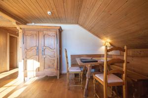 uma sala de jantar em madeira com uma mesa e cadeiras em Ferienwohnungen im Boutique-Hotel Alpenrose em Schönried