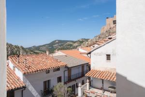 vistas a los tejados de los edificios de una ciudad en Apartamento Casa El Cojo 2b, en Alcalá de la Selva