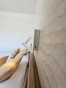 2 camas en una habitación con pared en Daniya Alicante, en Alicante
